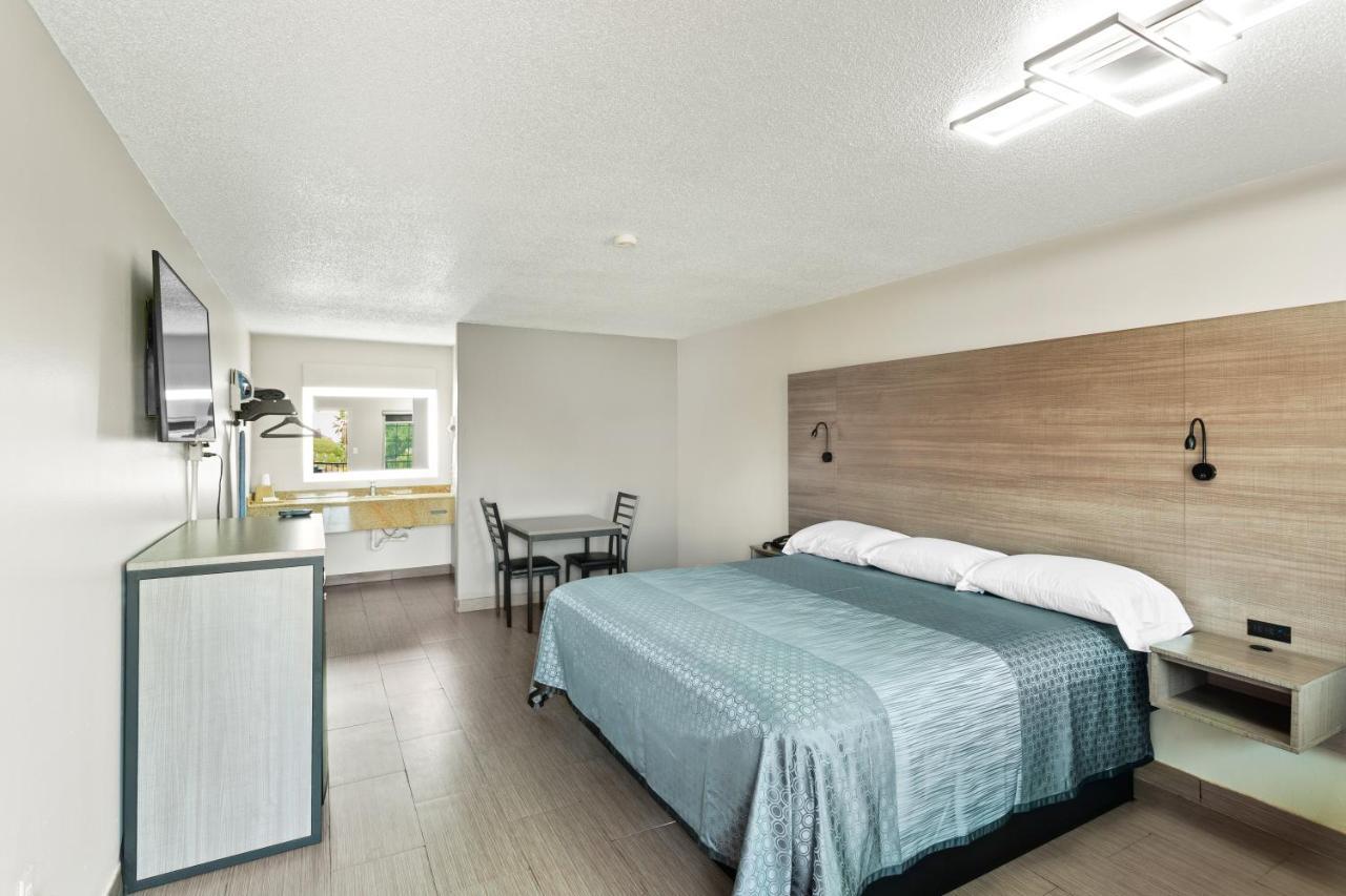 Siesta Inn ماكالين المظهر الخارجي الصورة