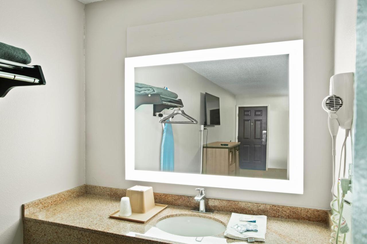Siesta Inn ماكالين المظهر الخارجي الصورة